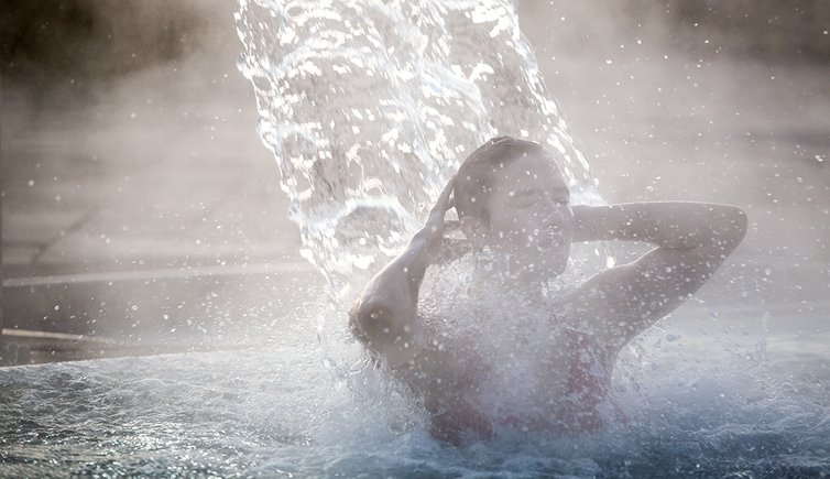 Adobe Stock wellness wasser entspannen therme relax person