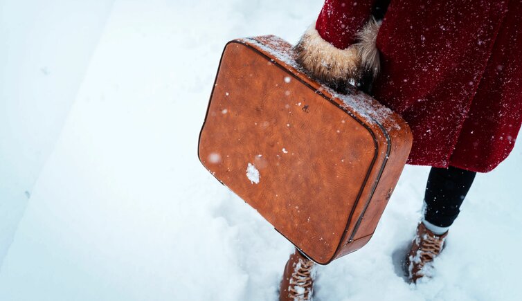 Adobe Stock lastminute trentino person valigia neve
