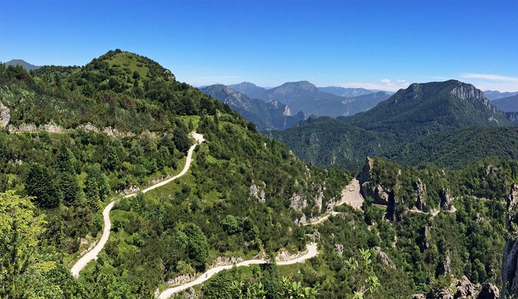 strada tremalzo sentiero monsignor giovanni antonioli presso monte nota