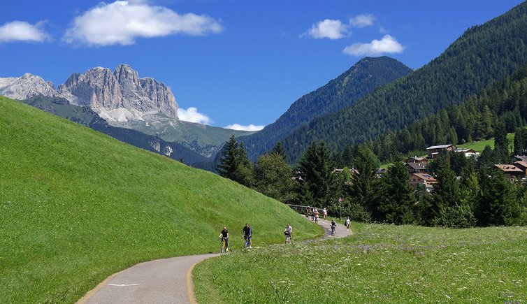 pista percorso ciclabile val di fassa presso moena