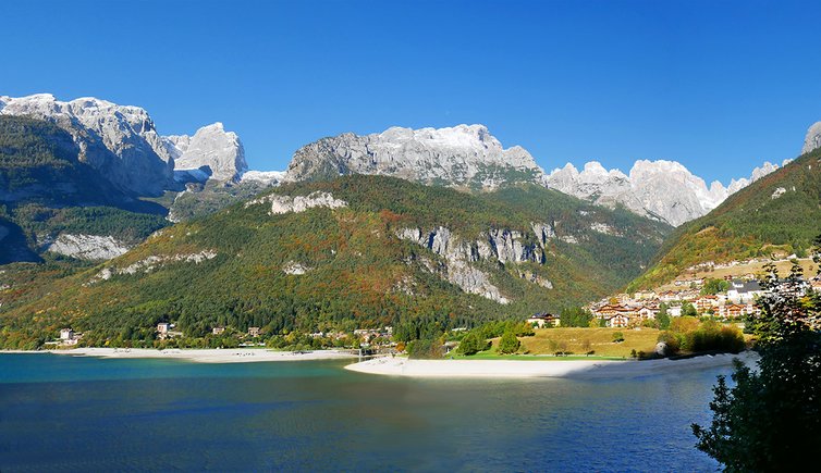 autunno al lago di molveno e dolomiti di brenta