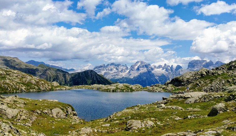 trentino Lago Nero e vista su dolomiti di Brenta