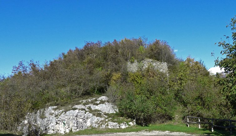 ruderi castel di dosso maggiore resti del muro