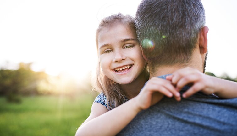 kind mit vater lachen gluecklich personen trentino
