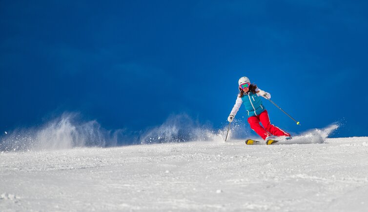 RS Adobe Stock Skifahren winter schnee person marketing (modificata)